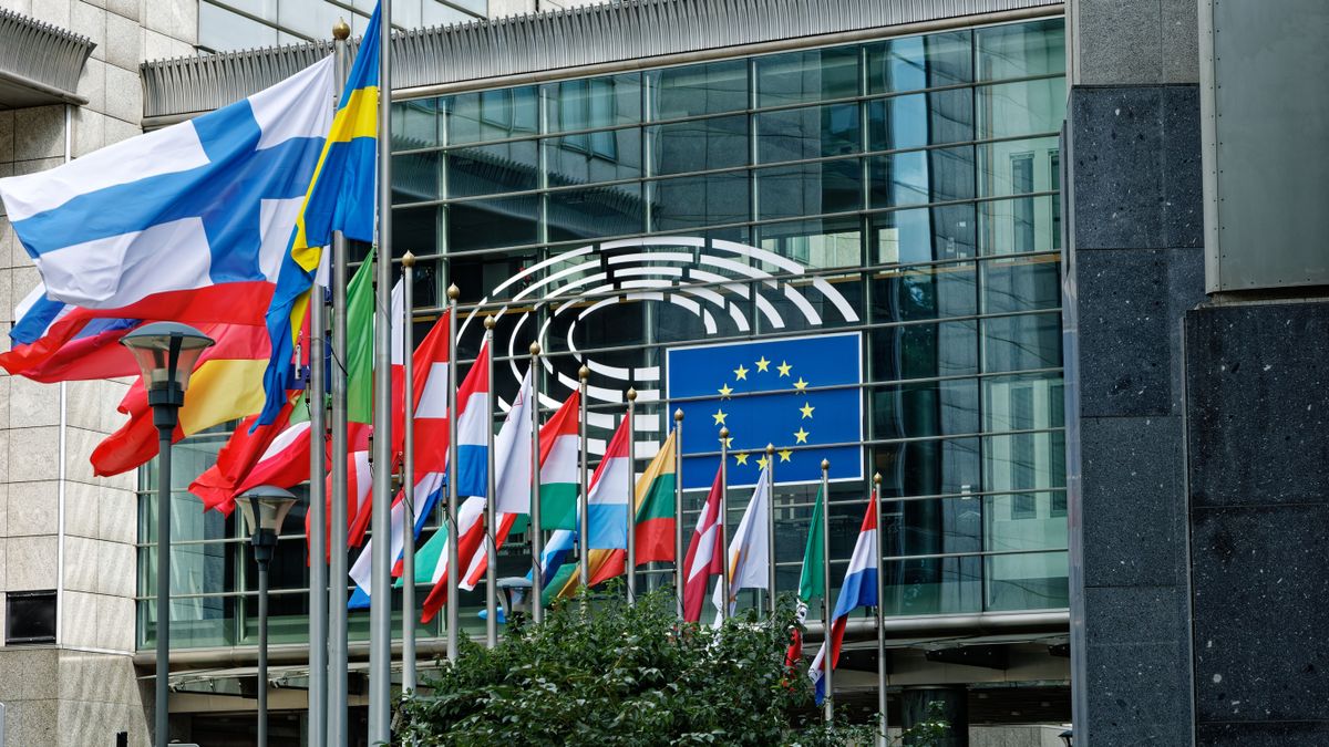 180 fokos fordulatot vett az EU, megállíthatatlanul sodródunk a háború felé