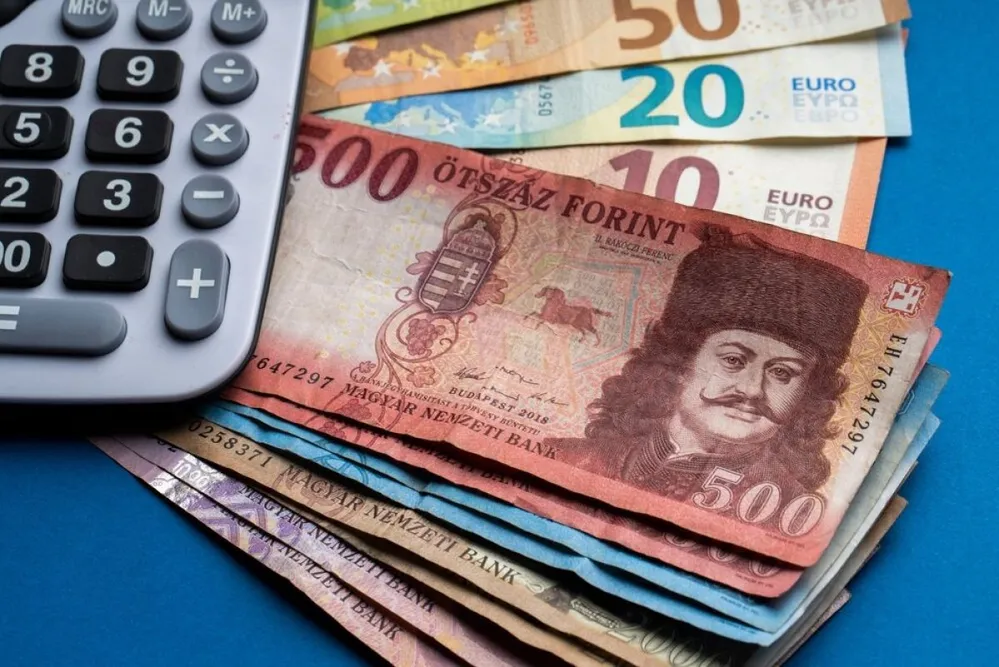 There,Are,Hungarian,Forints,And,Euro,Banknotes,On,A,Flat, pénz, 500 forint, számológép, összeg, bankjegy
