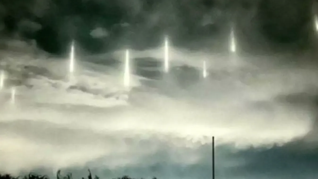 Hátborzongató fényoszlopok jelentek meg az égen Japán fölött
