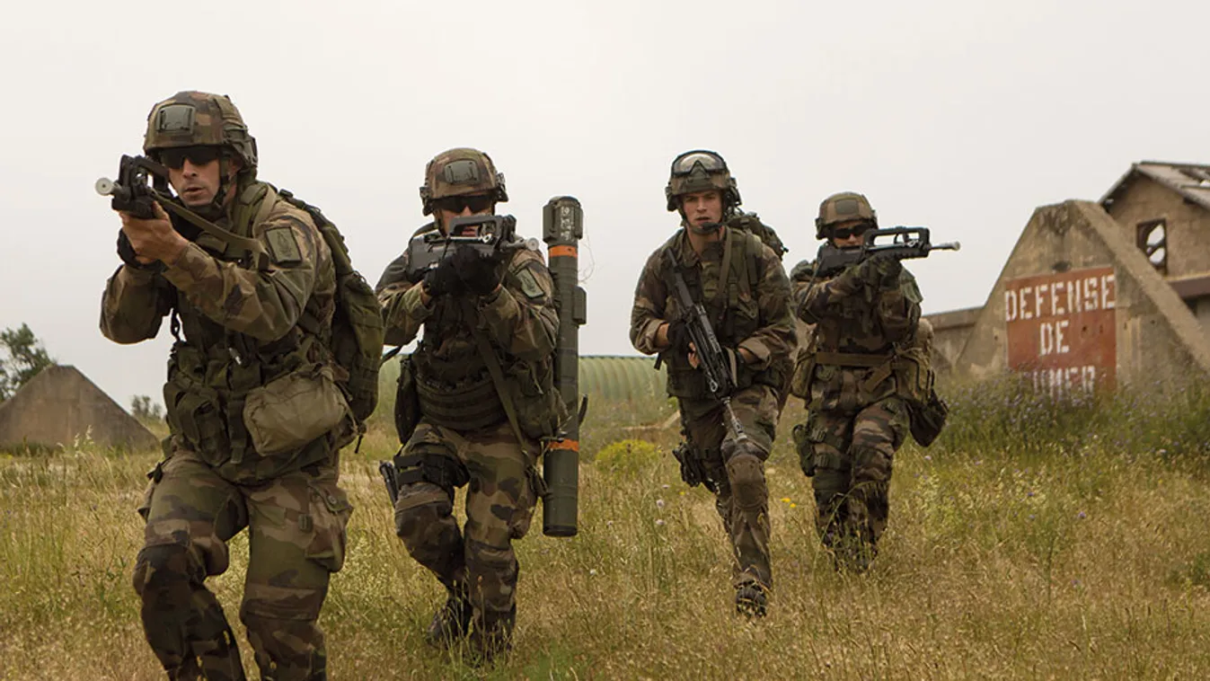 Észtország felől akar támadni egy francia alakulat