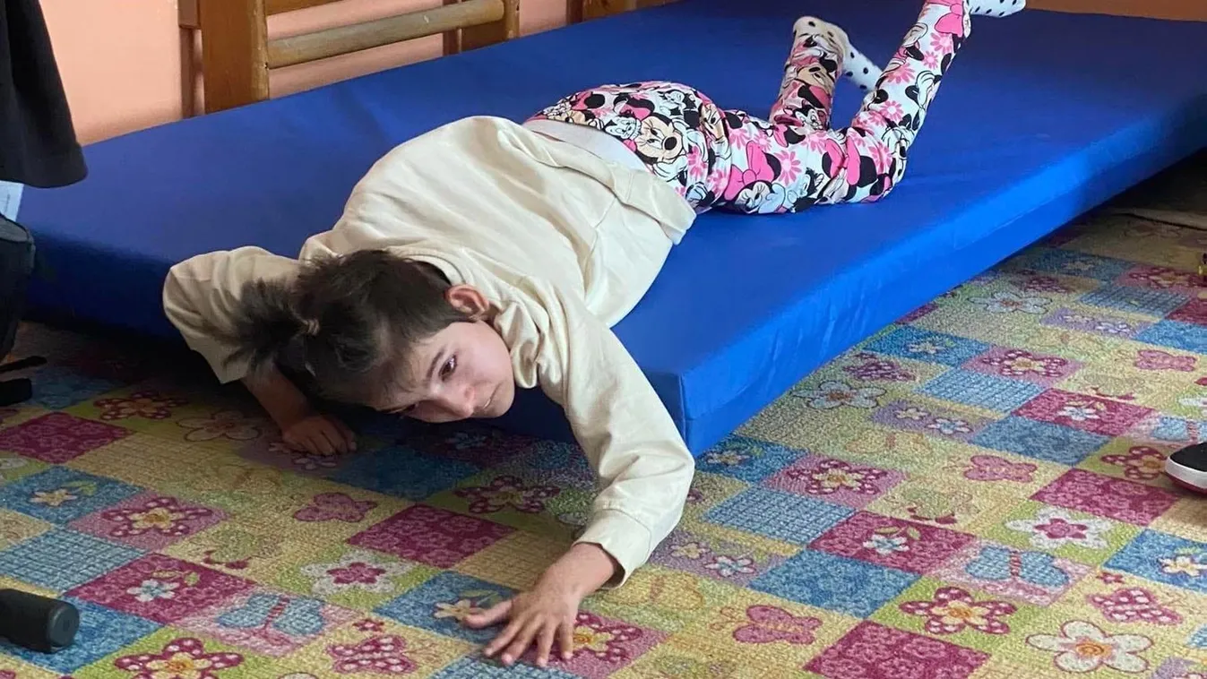 Olvasóink segítettek a nagybeteg kislánynak, Karolának