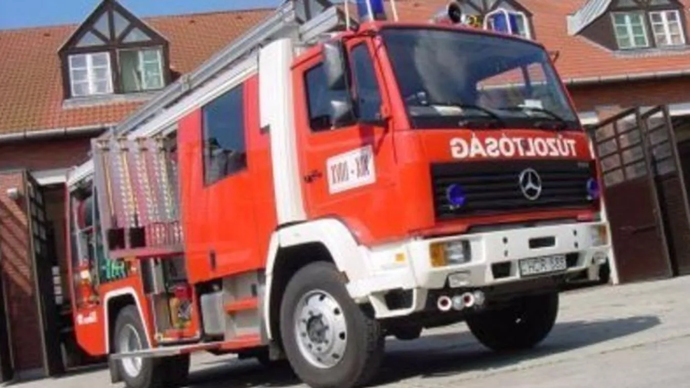 Újabb buszbaleset történt Budapest mellett, most is mentenek