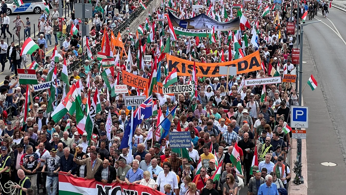 Zúg a Hajrá, magyarok! - hömpölyög a tömeg a Duna mentén