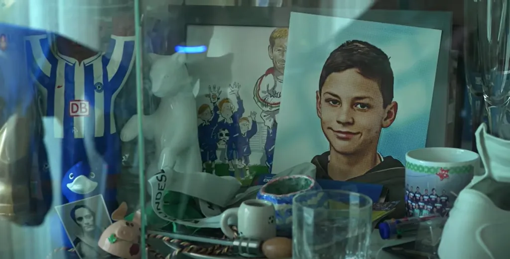 A nappali tele van emléktárgyakkal