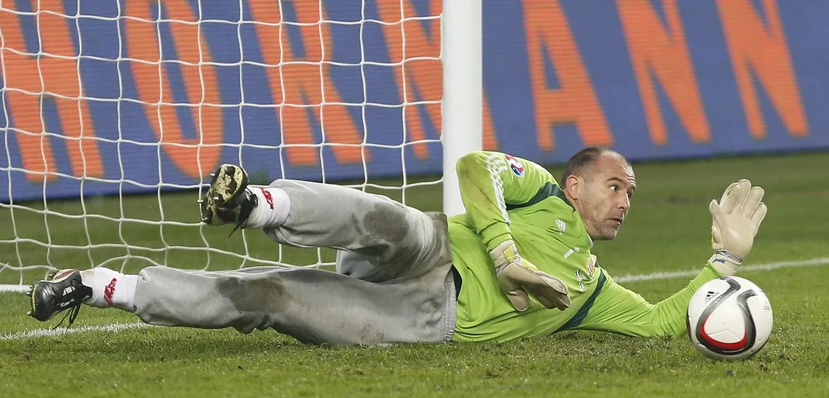 Nagy show lenne, ha Király Gábor a legendás szürke mackójában menne a stuttgarti német-magyar Eb-meccsre