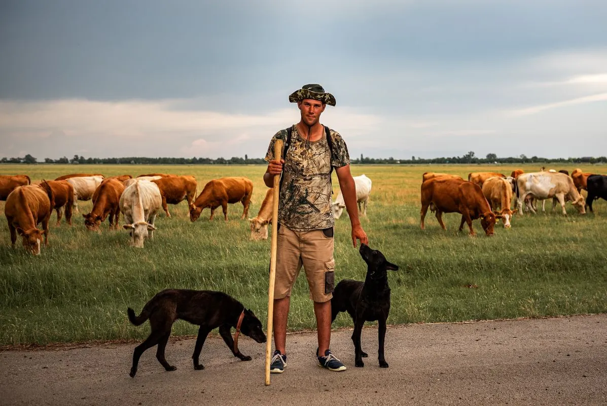 Ne használd illusztrációnak! A Jász-Nagykun-Szolnok vármegyében, Kunmadarason élő Kálmán András csordásként dolgozik. Hobbija, hogy időjárási előrejelzéseket és fotókat készít.