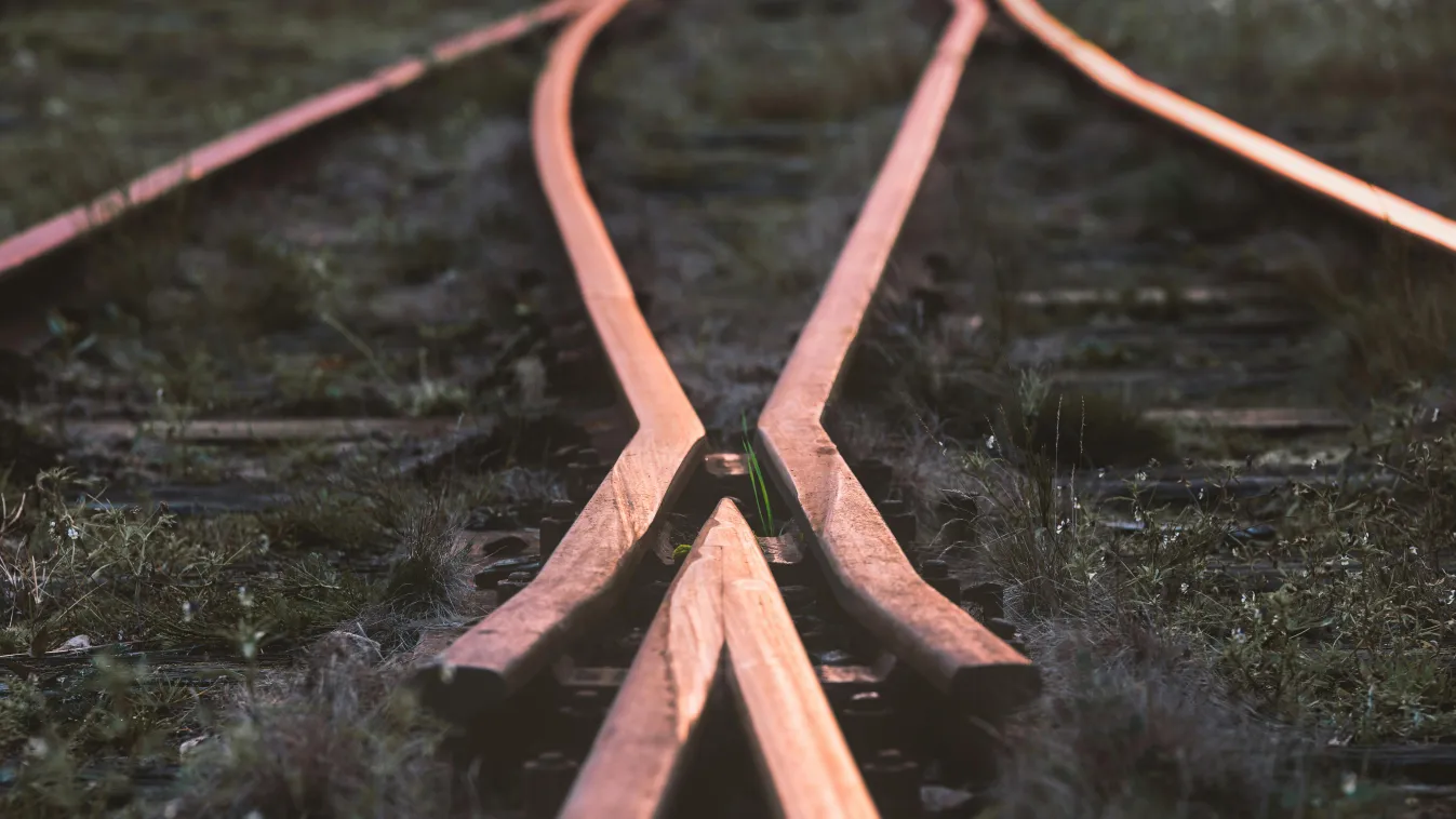 Nem tudták megmenteni, 3 éves kisgyerek került a vonat alá