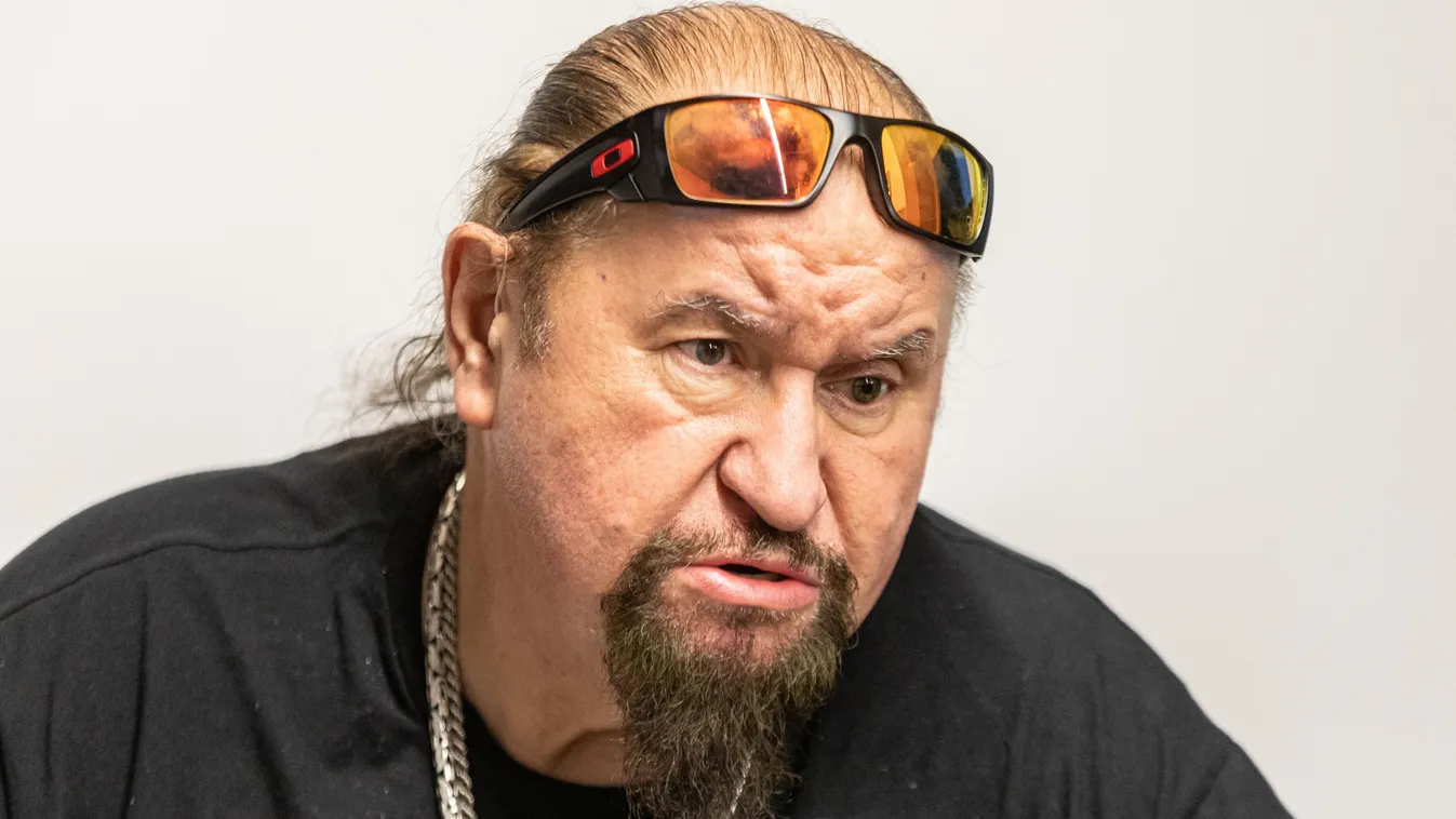 Deák Bill Gyula nehezen viseli a forróságot.