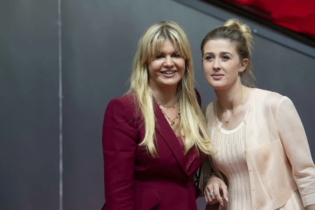 Corinna (balra) és lánya, Gina Schumacher, aki anyjától örökölte a lovaglás iránti szenvedélyét