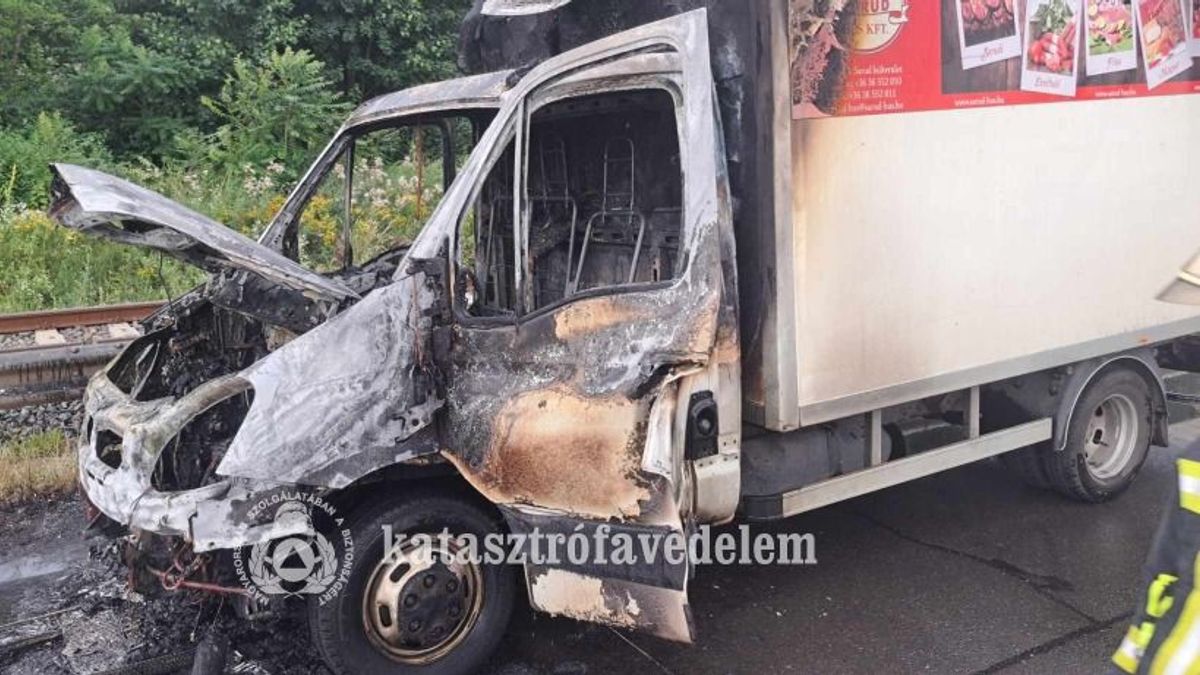 Hős kamionosok mentették meg a menet közben kigyulladt furgon sofőrjét Debrecenben