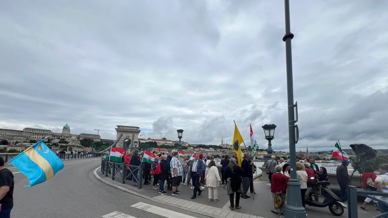 Itt vannak az első képek: már most gyűlik a tömeg a Békemenetre