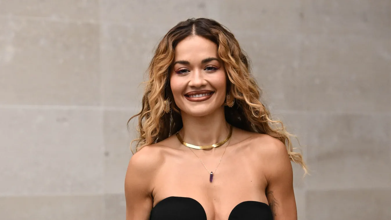 Szétszedik a kommentelők: széttette a lábait az énekesnő