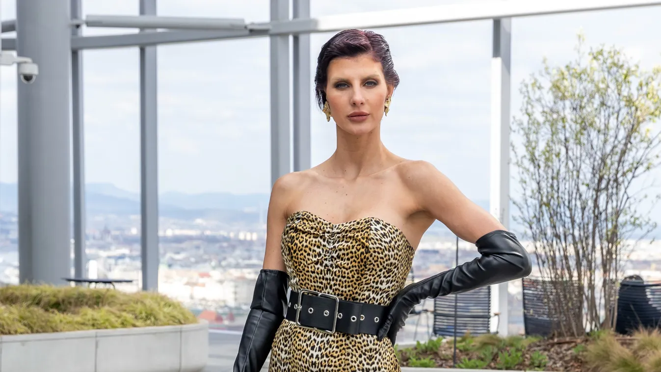 Titokzatos férfi oldalán tűnt fel a TV2 sztárja, lesifotó