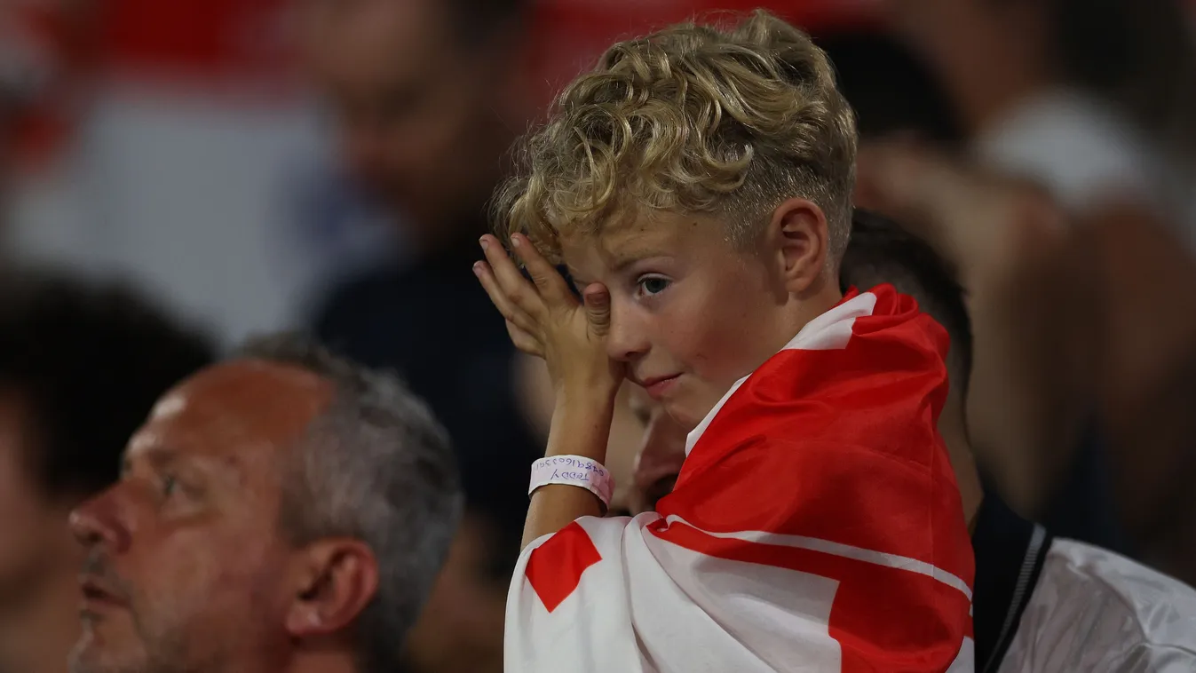 Söröspoharakkal dobálták meg az angolok kapitányát