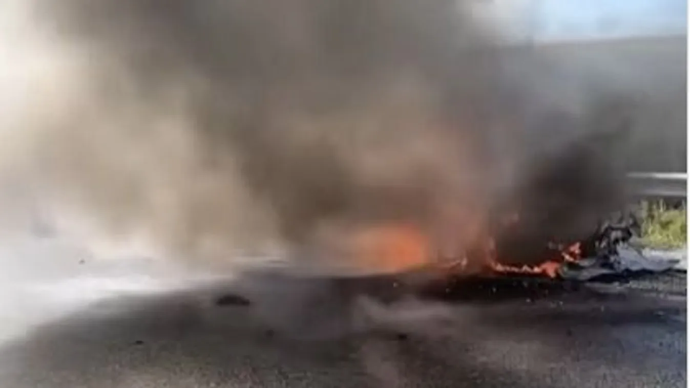 Csak a szenes váz maradt hátra az M85-ösön lángoló autónak