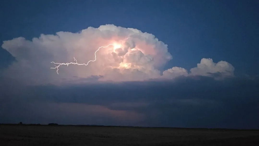 Ne használd illusztrációnak! A Jász-Nagykun-Szolnok vármegyében, Kunmadarason élő Kálmán András csordásként dolgozik. Hobbija, hogy időjárási előrejelzéseket és fotókat készít.