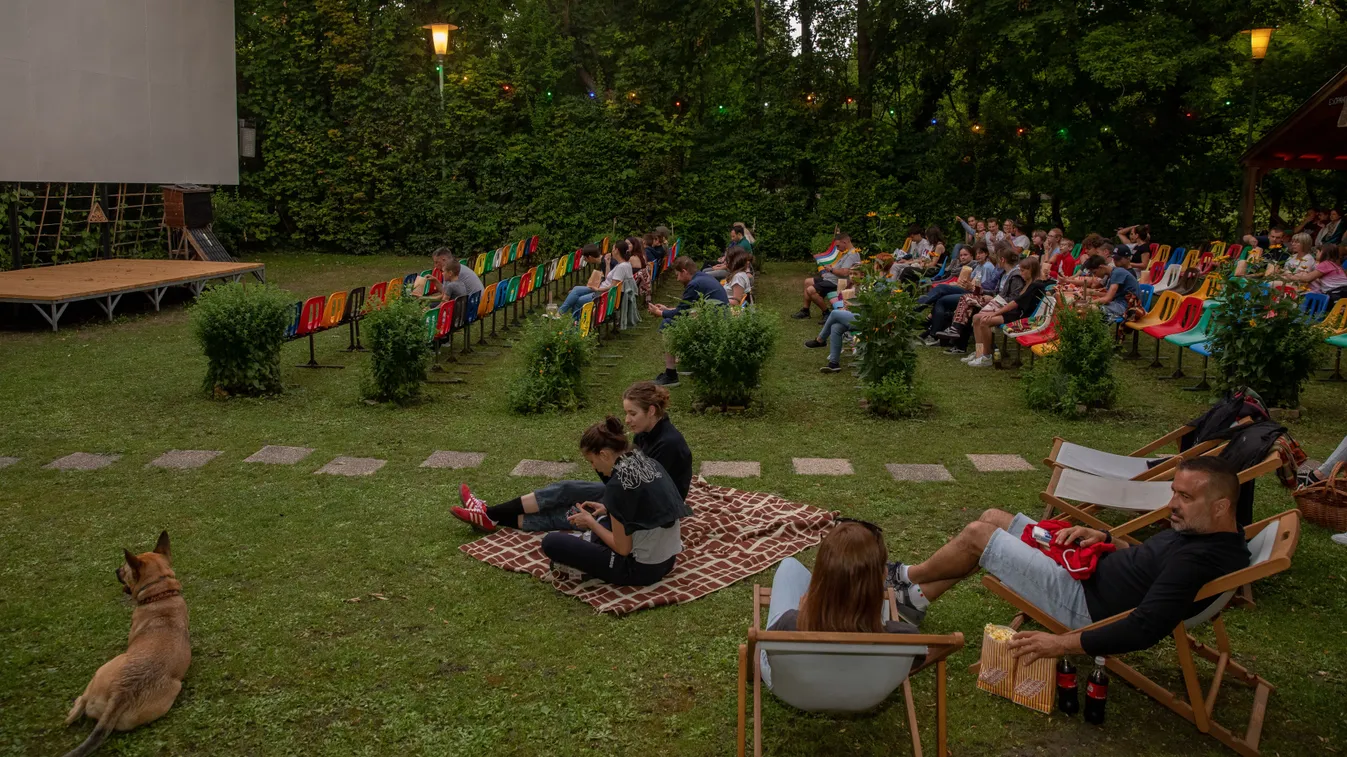 Kutyák és gyerekek számára is nyitott ez a balatoni mozi