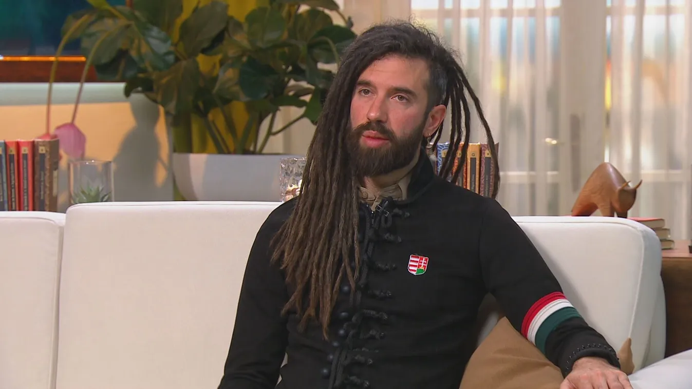 Hogy mi? Varga Viktor meztelenül biciklizik az utcán