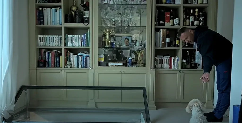 A ház pincéjében egy nappaliban található üvegajtón keresztül vezet az út