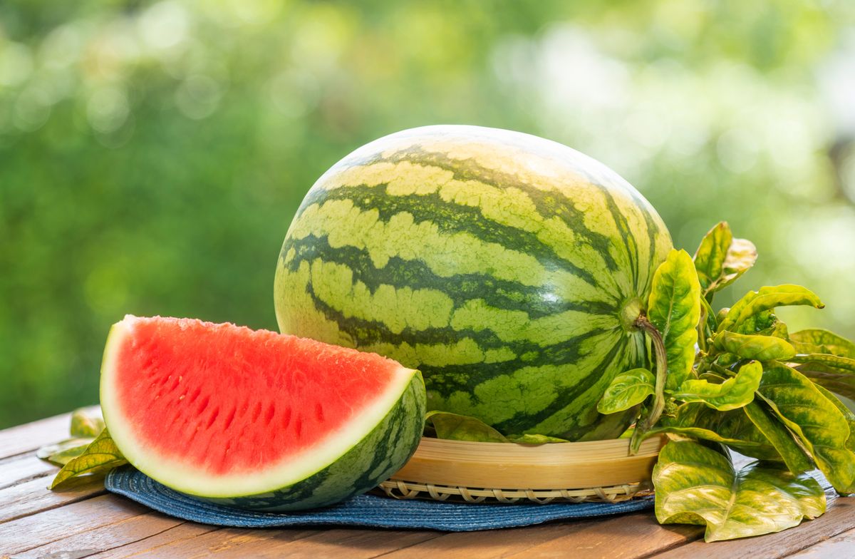 Watermelon,On,Wooden,Table,,Fresh,Giant,Seedless,Watermelon,With,Slices