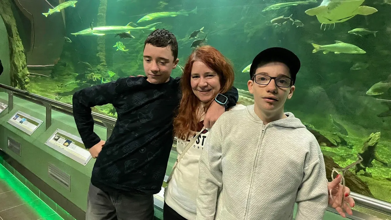 Így vált példaképpé a sérült fiait egyedük nevelő Flóra