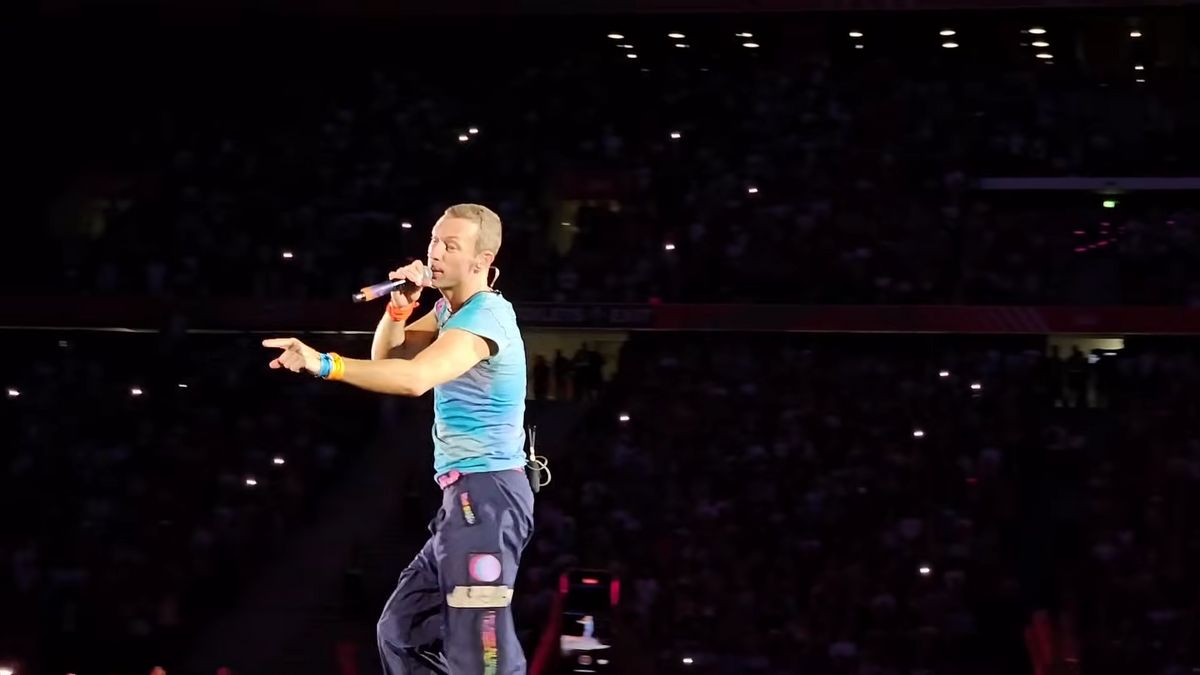 A Duna-parton sétálgatott a Coldplay énekese: videón sikerült megörökíteni a pillanatot