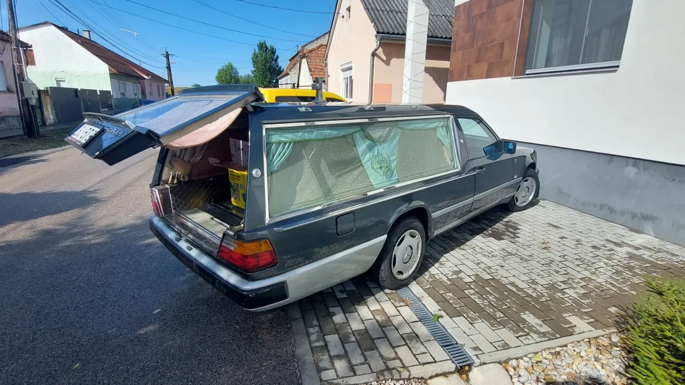 Halottaskocsival reklámozza vállalkozását András