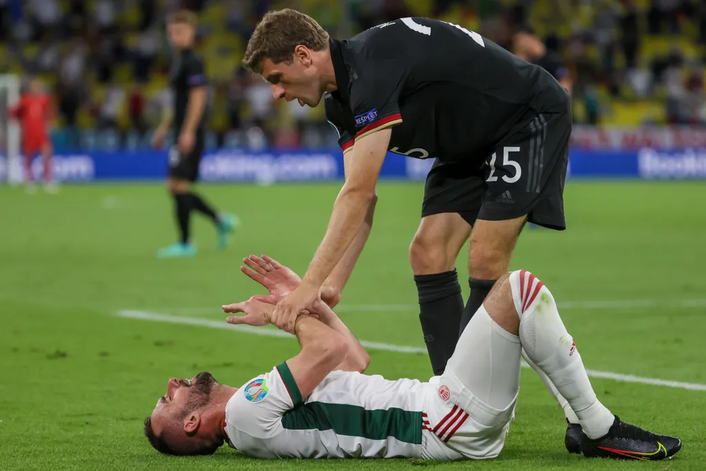 Fiola Attilát (fekve) az elmúlt bő egy évben 3-szor operálták, csodával határos, hogy felépült az Eb-re