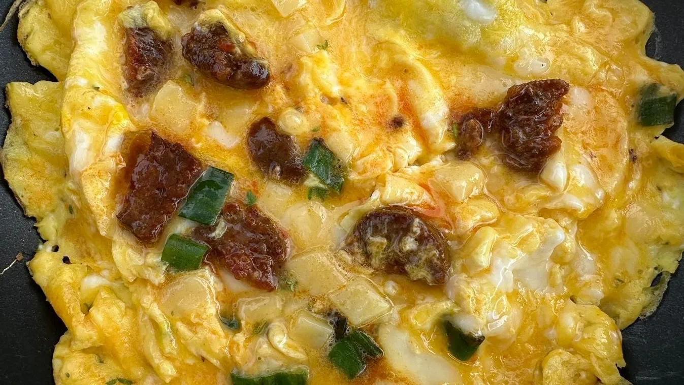 Így lesz legfinomabb a kolbászos tojásrántotta