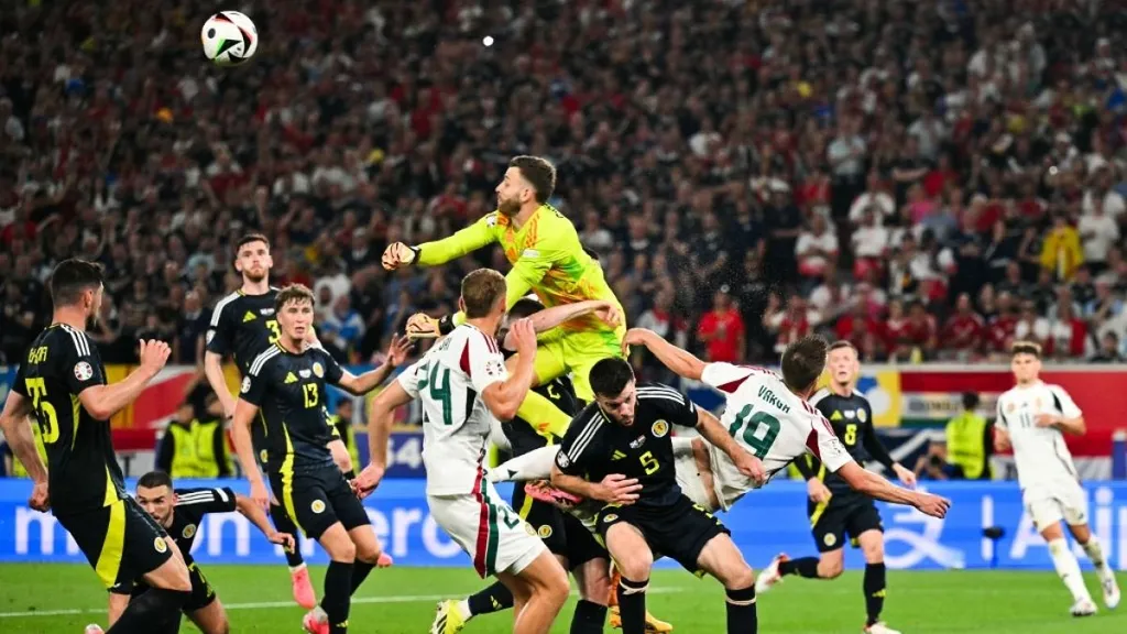 Varga Barnabás (jobbra) súlyos sérülést szenvedett a skótok ellen