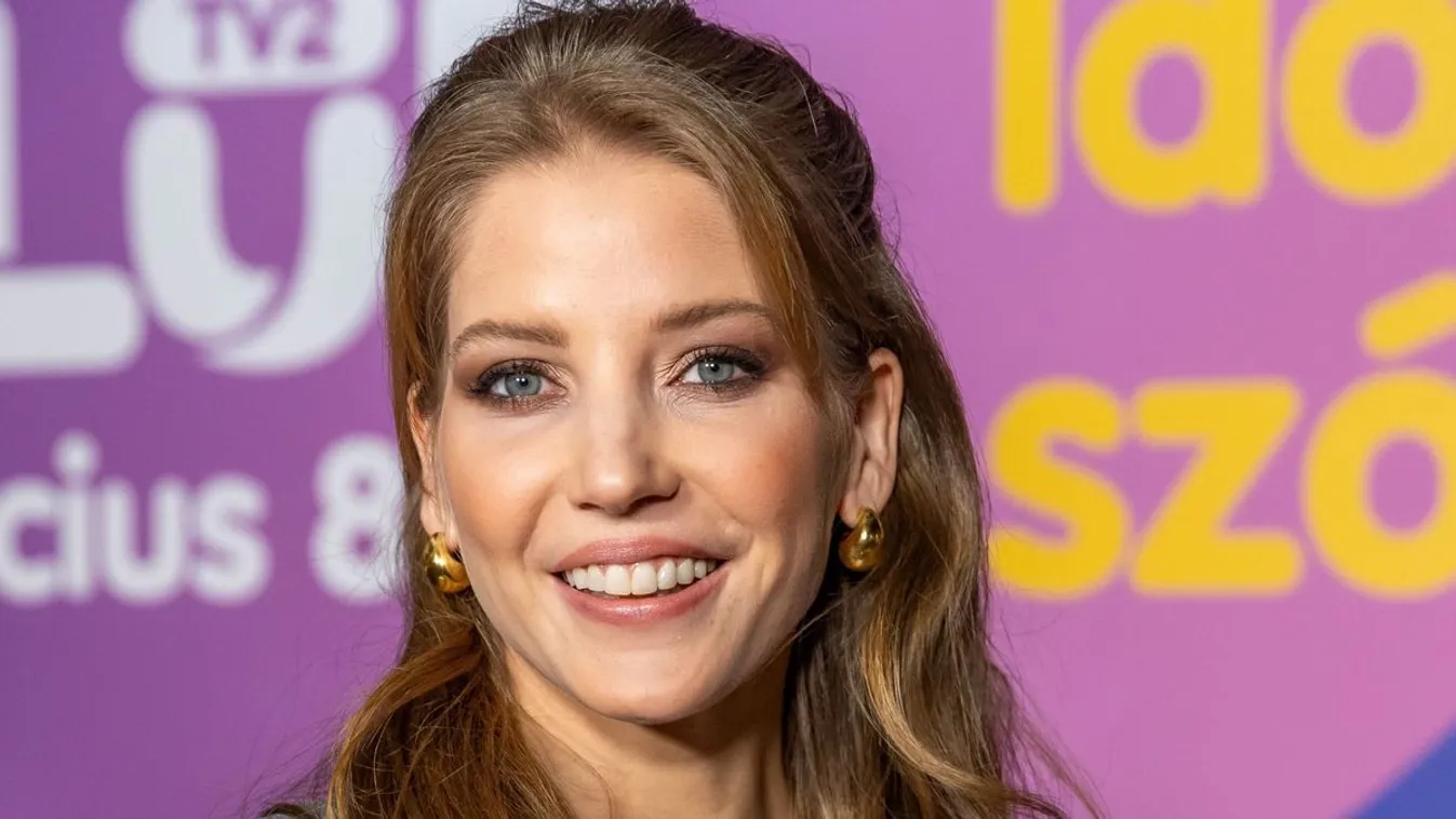 A kamerába tolta, brutál kerek melleket mutatott Szabó Zsófi