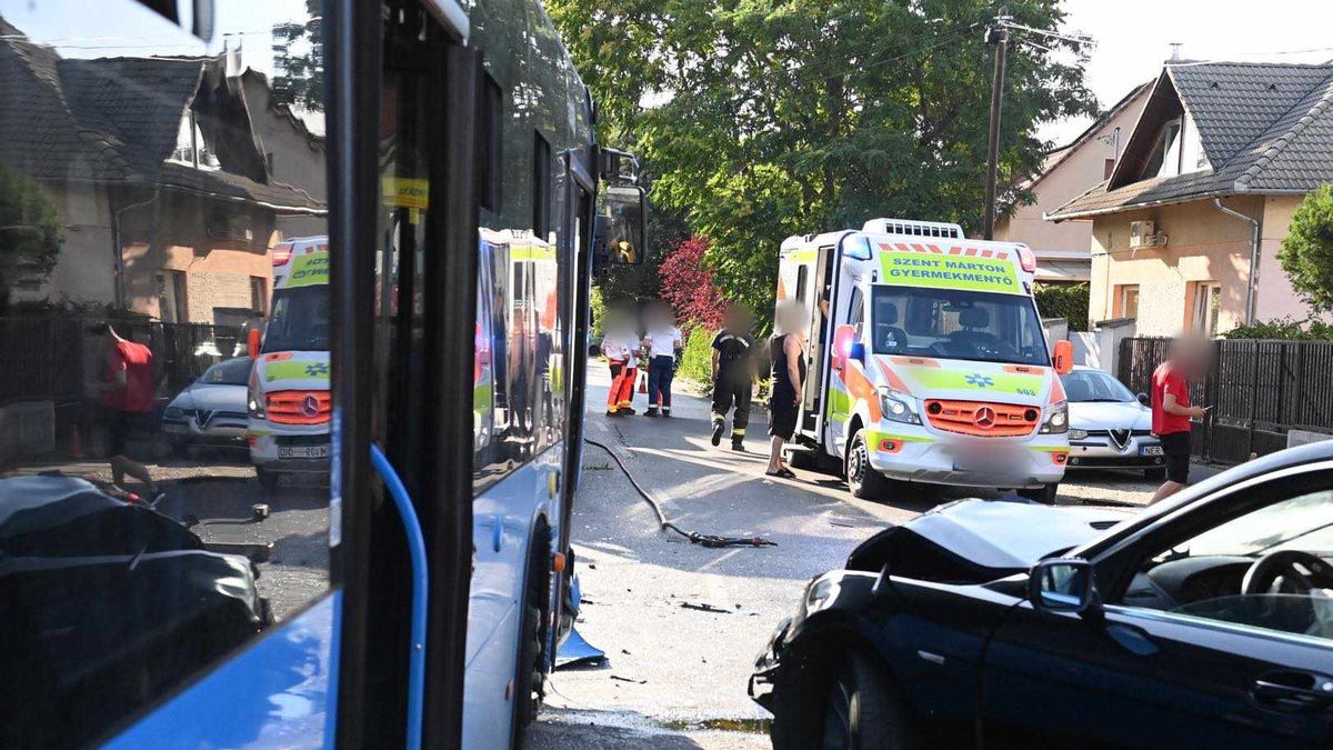 Gyerekeket is elvittek a mentők a kispesti buszbaleset után