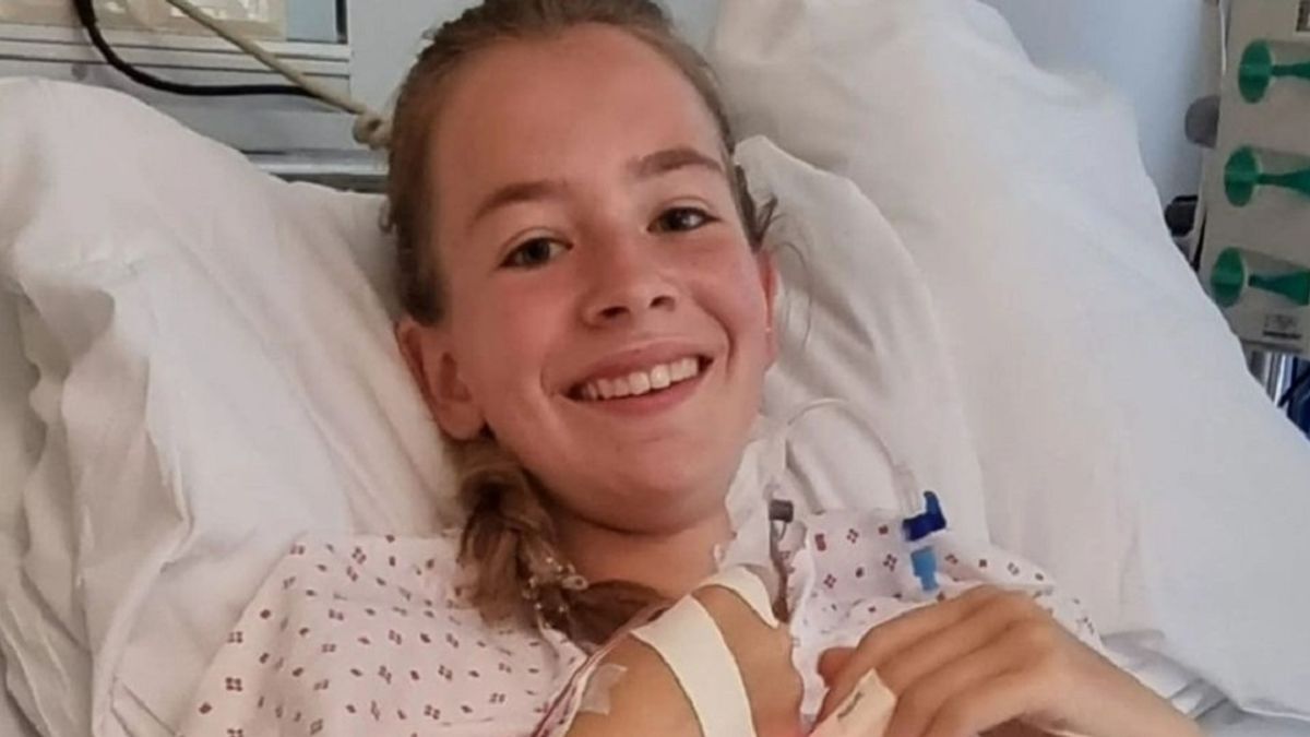 A halál szélén táncolt a 19 éves Ella, mert hasba rúgták egy labdával