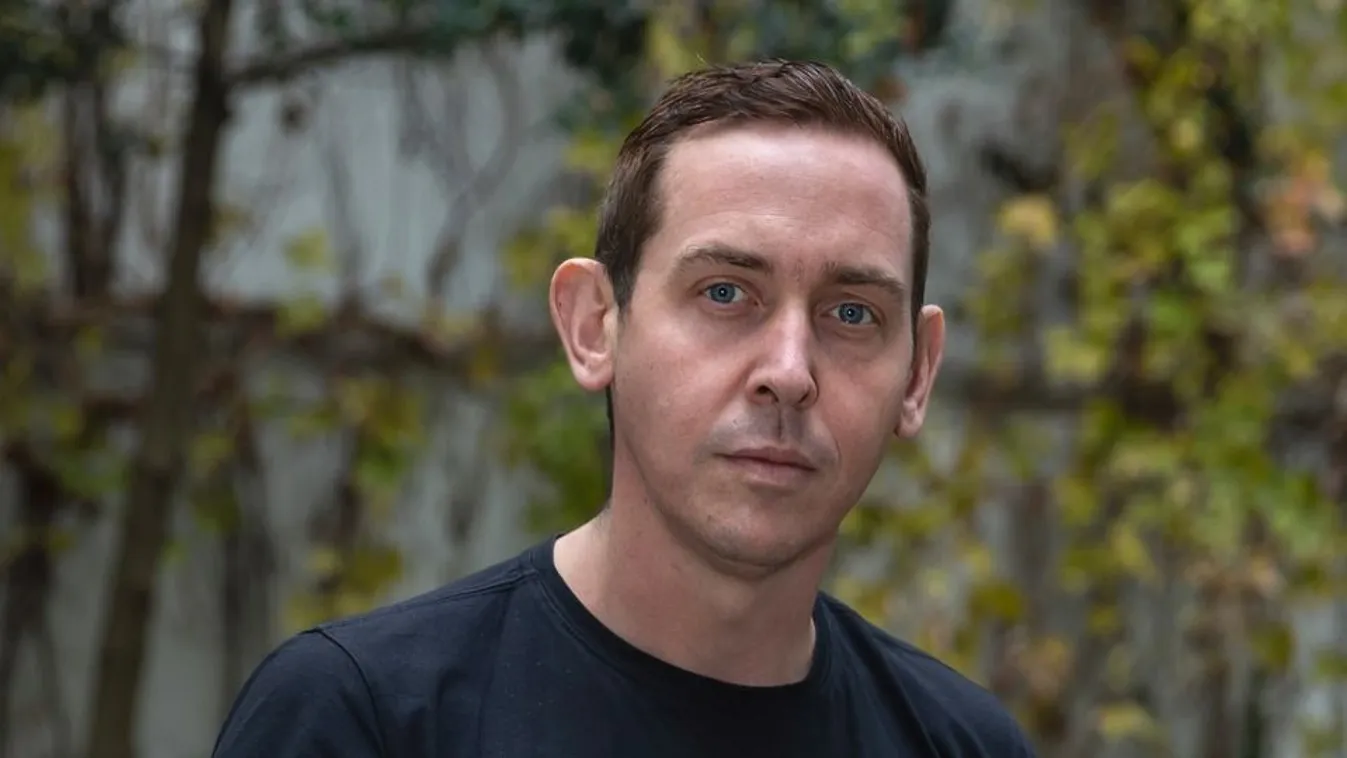 Molnár Gusztáv elszomorodott testvére esküvőjén