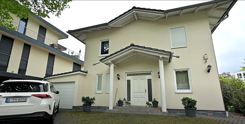 A ház Berlin villanegyedében fekszik