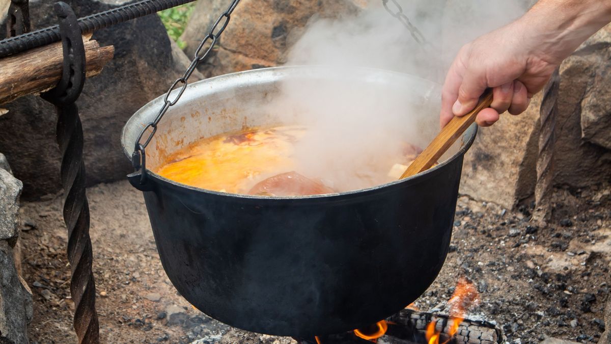 Traditional,Hungarian,Bograch.,Cooking,On,An,Open,Fire.,Traditional,Hungarian tűz bogrács grill tűzgyújtás