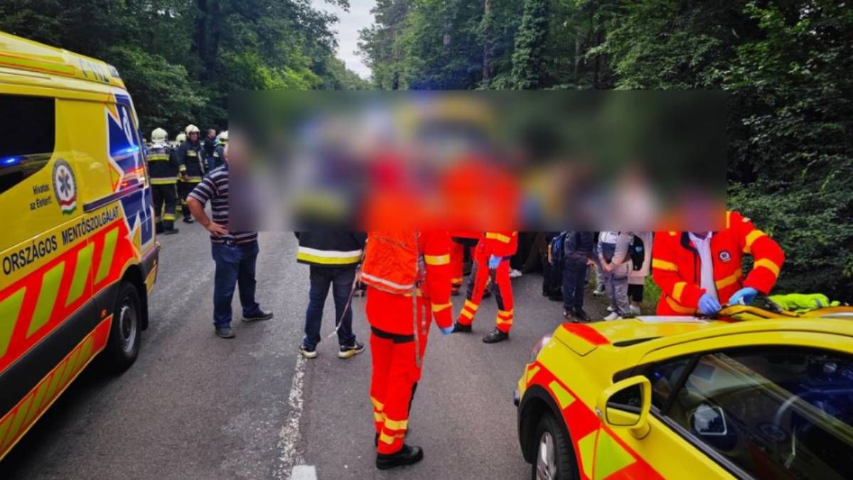 Fotók a helyszínről: 30 gyerekkel borult fel egy busz Kőszegnél