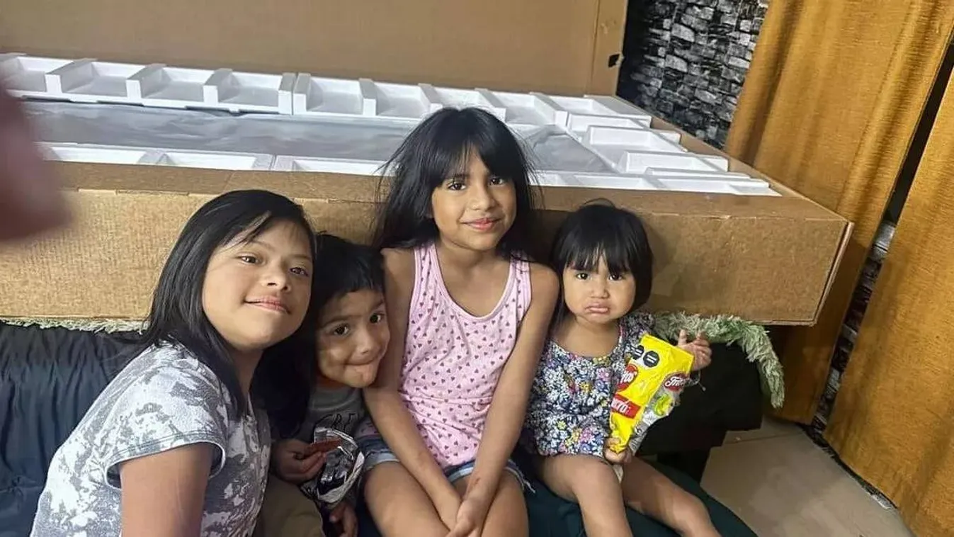 Fehér koporsók egymás mellett: Egymás apró kezét fogva halt meg négy testvér