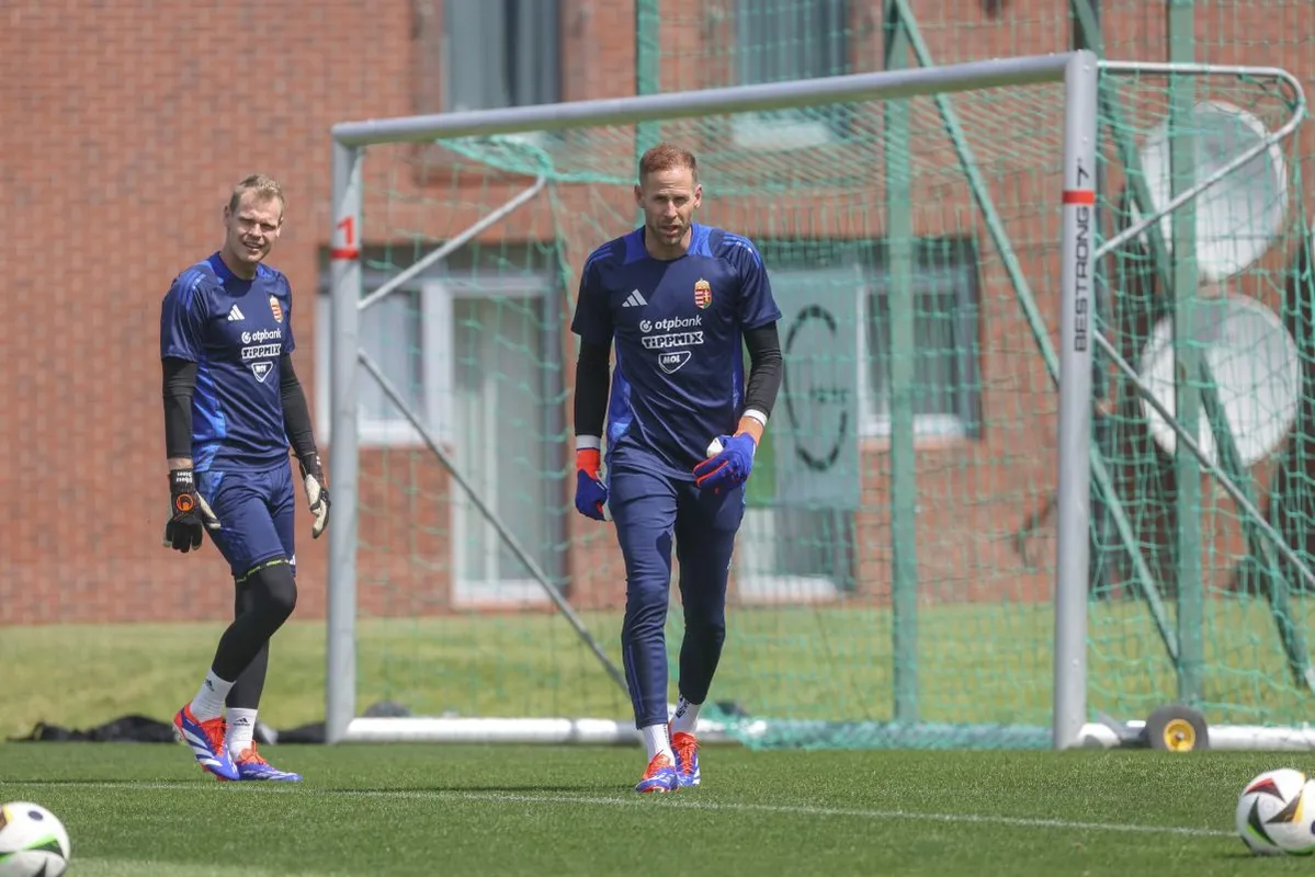 Dibusz Dénes (balra) és Gulácsi Péter már tudja, melyikük lesz a válogatott kezdőkapusa az Eb-n