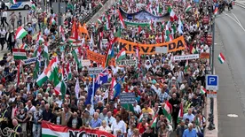 Zúg a Hajrá, magyarok! - hömpölyög a tömeg a Duna mentén