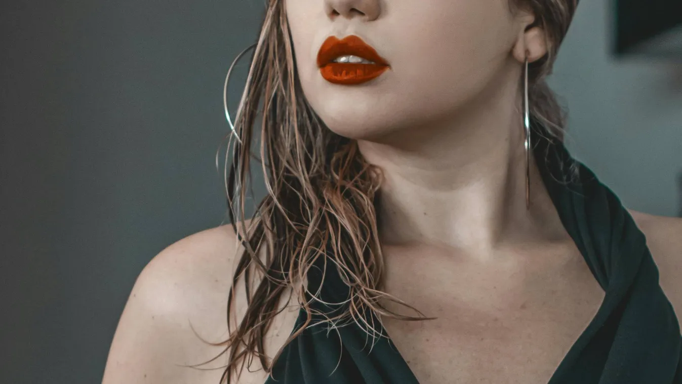 Semmit sem takar a Playboy-lány ruhája