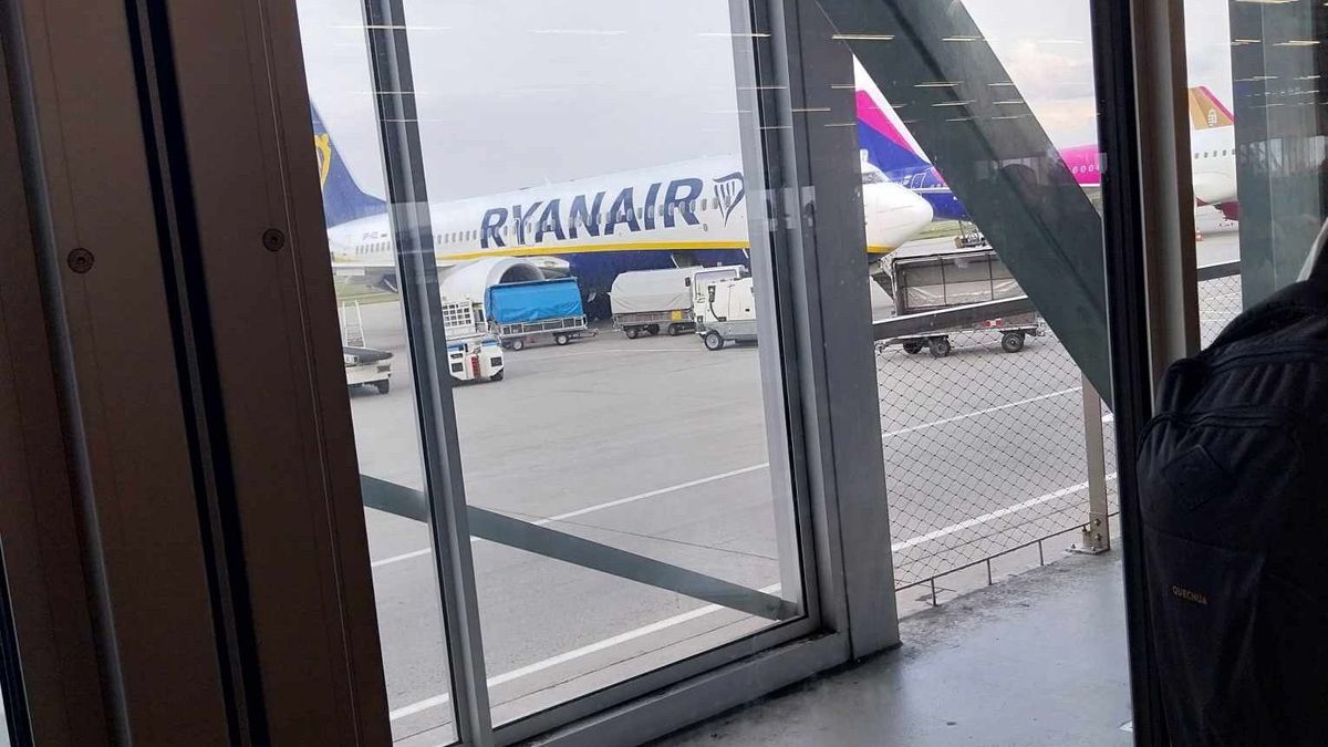 Félretájékoztatta és étlen-szomjan várakoztatta utasait a Ryanair: újabb botrány Ferihegyen