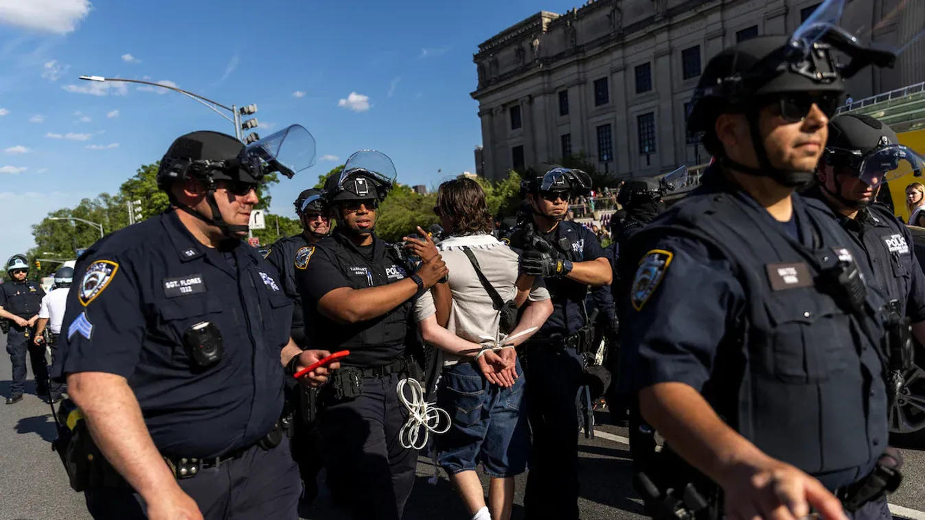 Palesztin-párti tüntetők szét akartak verni egy múzeumot