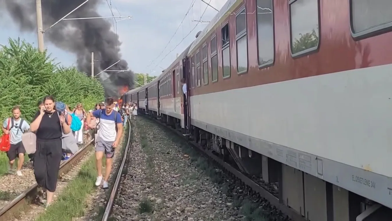 Nyugatiba tartó vonat ütközött egy busszal - sok a halott