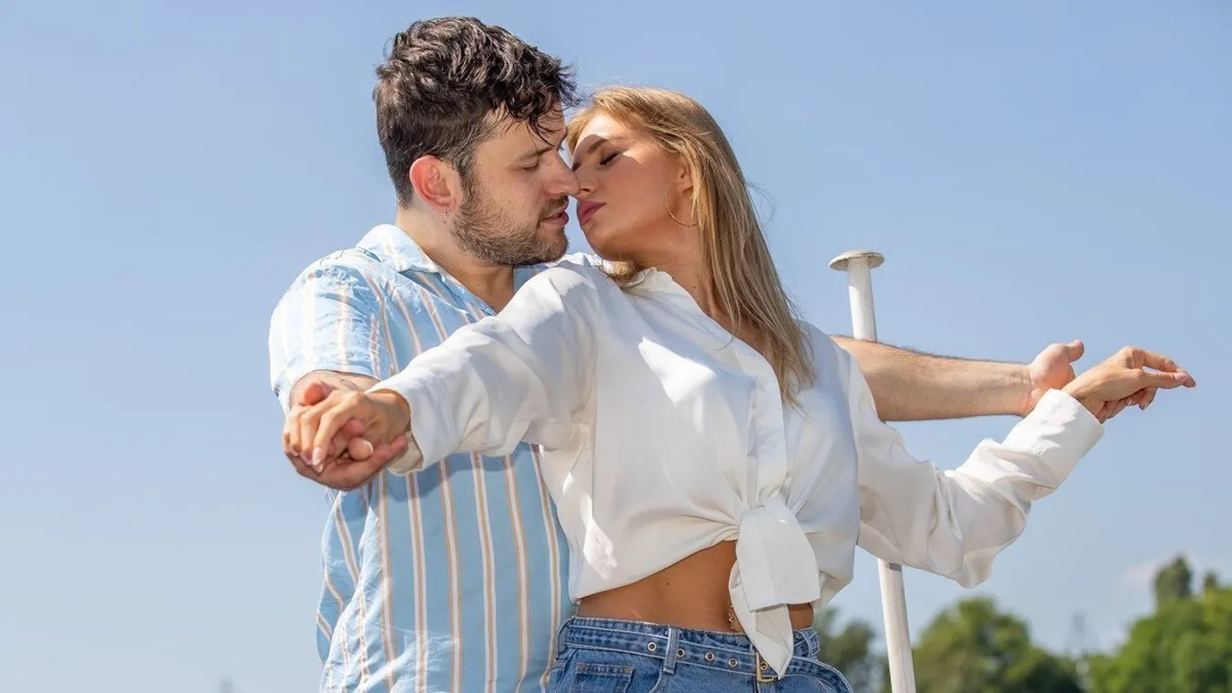 Tökéletes popsit villantott a magyar énekesnő