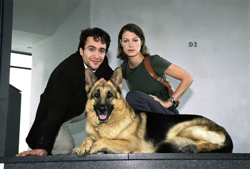 Alexander Pschill (balra) osztrák színész legismertebb szerepe Marc Hoffmann nyomozó a Rex felügyelő című sorozatban. Elke Winkens osztrák színésznő (jobbra) legismertebb szerepe Niki Herzog nyomozó, a Rex felügyelő című sorozatban