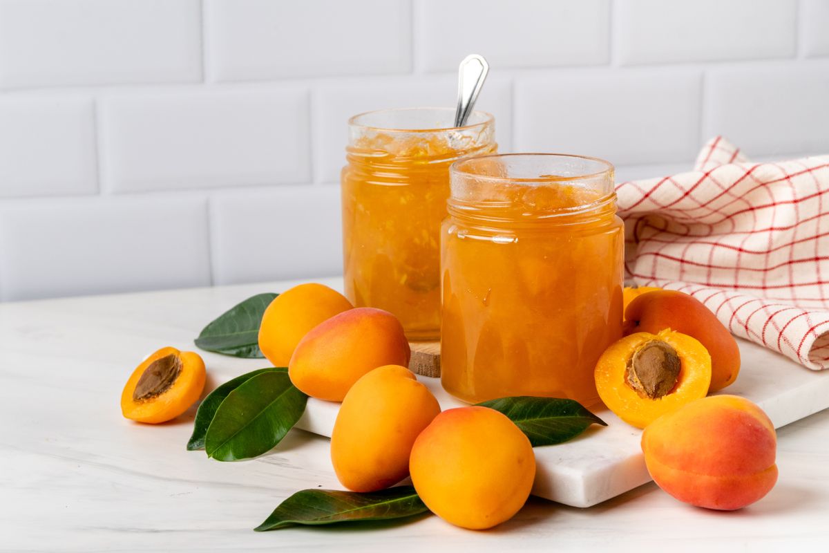 Apricot,Jam,In,Glass,Jar,And,Fresh,Apricots
