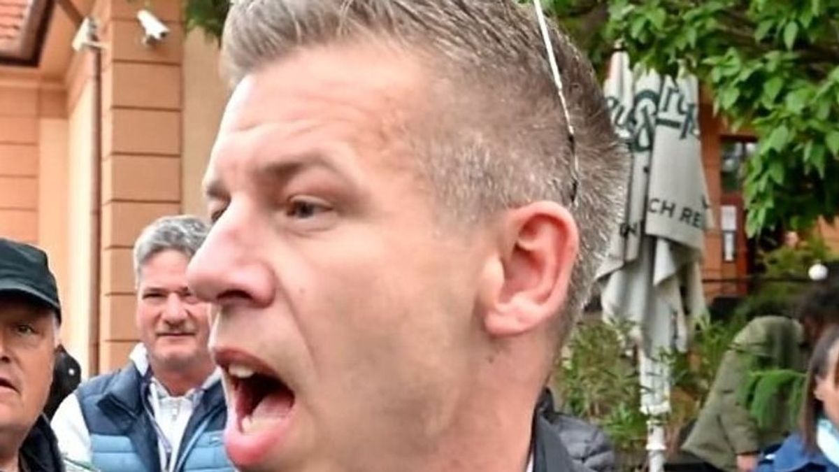 Botrányosan viselkedett Magyar Péter, péntek hajnalban biztonsági őrök kidobták egy belvárosi szórakozóhelyről