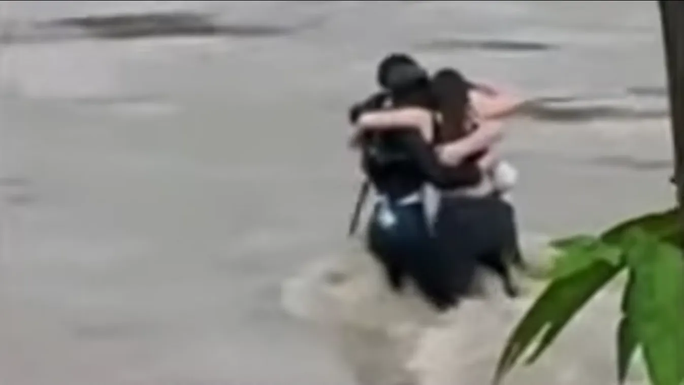 Egymásba kapaszkodva sodort el az ár három fiatalt