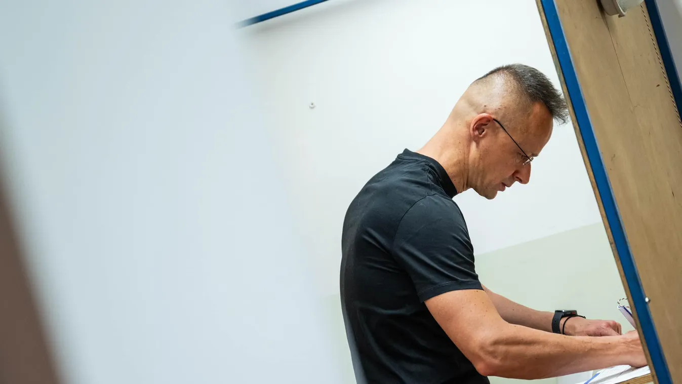 Szijjártó Péter már leadta a szavazatát - Fotó